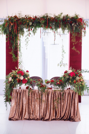 Оформление президиума композициями с цветами