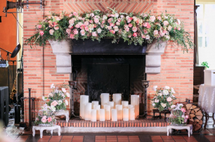 Цветочное оформление уютного камина