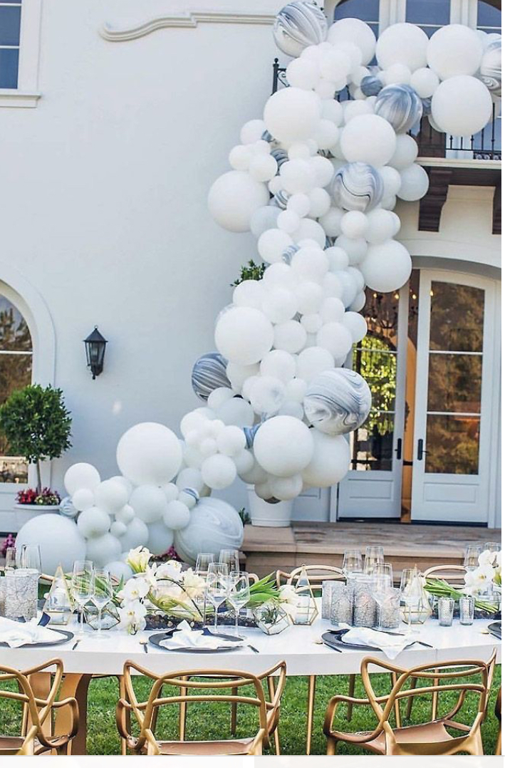 Пример украшения входной группы. К этому декору прибегают тогда, когда торжество проходит на закрытой территории, когда задействована зона на улице и само помещение.