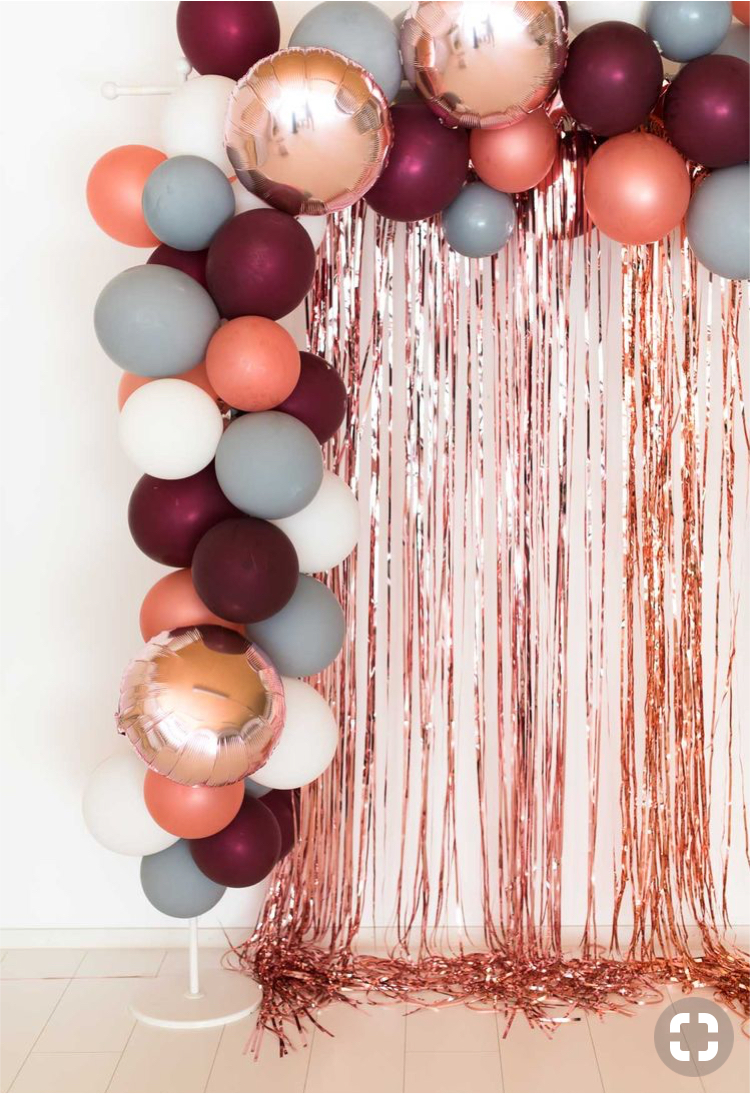 Ещё один вариант оформления. Отлично подойдёт, чтобы оформить задник стола жениха и невесты