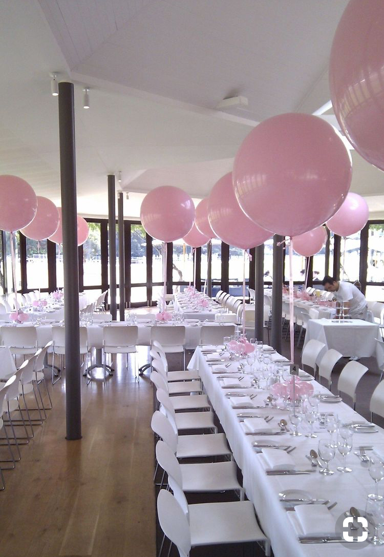 Шары гиганты отлично заполняют пространство и придают праздничный вид. Тот вариант, когда пространство большое, а бюджет ограничен