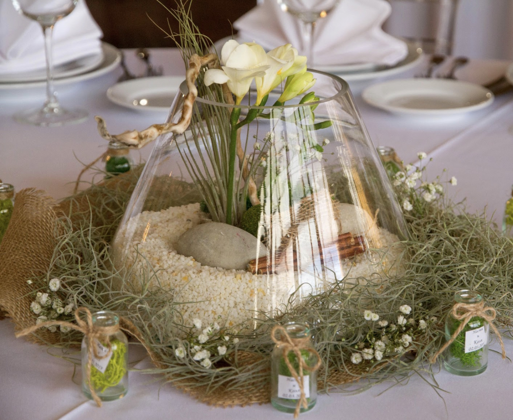 Композиция в стекле с атмосферными тилландсиями и цветами