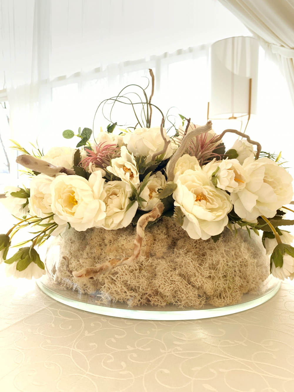 Композиция в стекле с атмосферными тилландсиями, мхом и цветами