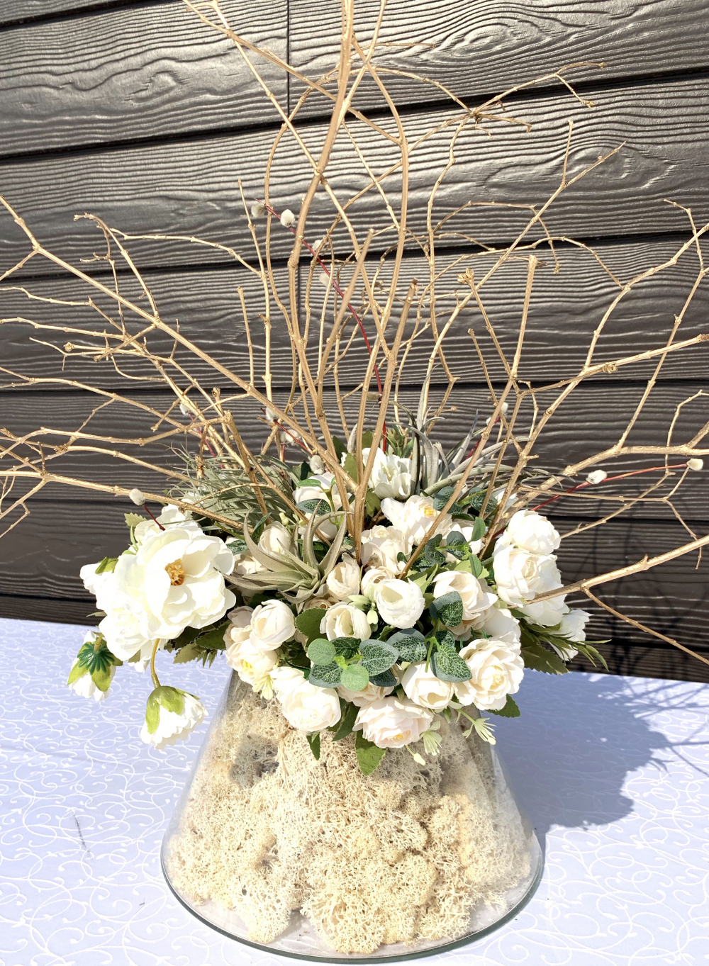 Композиция в стекле с атмосферными тилландсиями, живым мхом и цветами