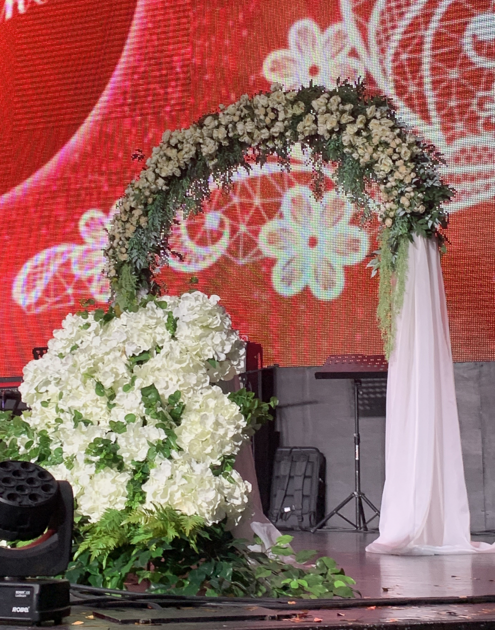 Свадебная арка из роз