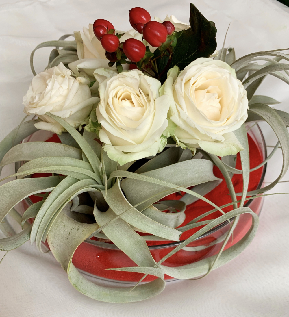 Композиция с розами и атмосферными тилландсиями