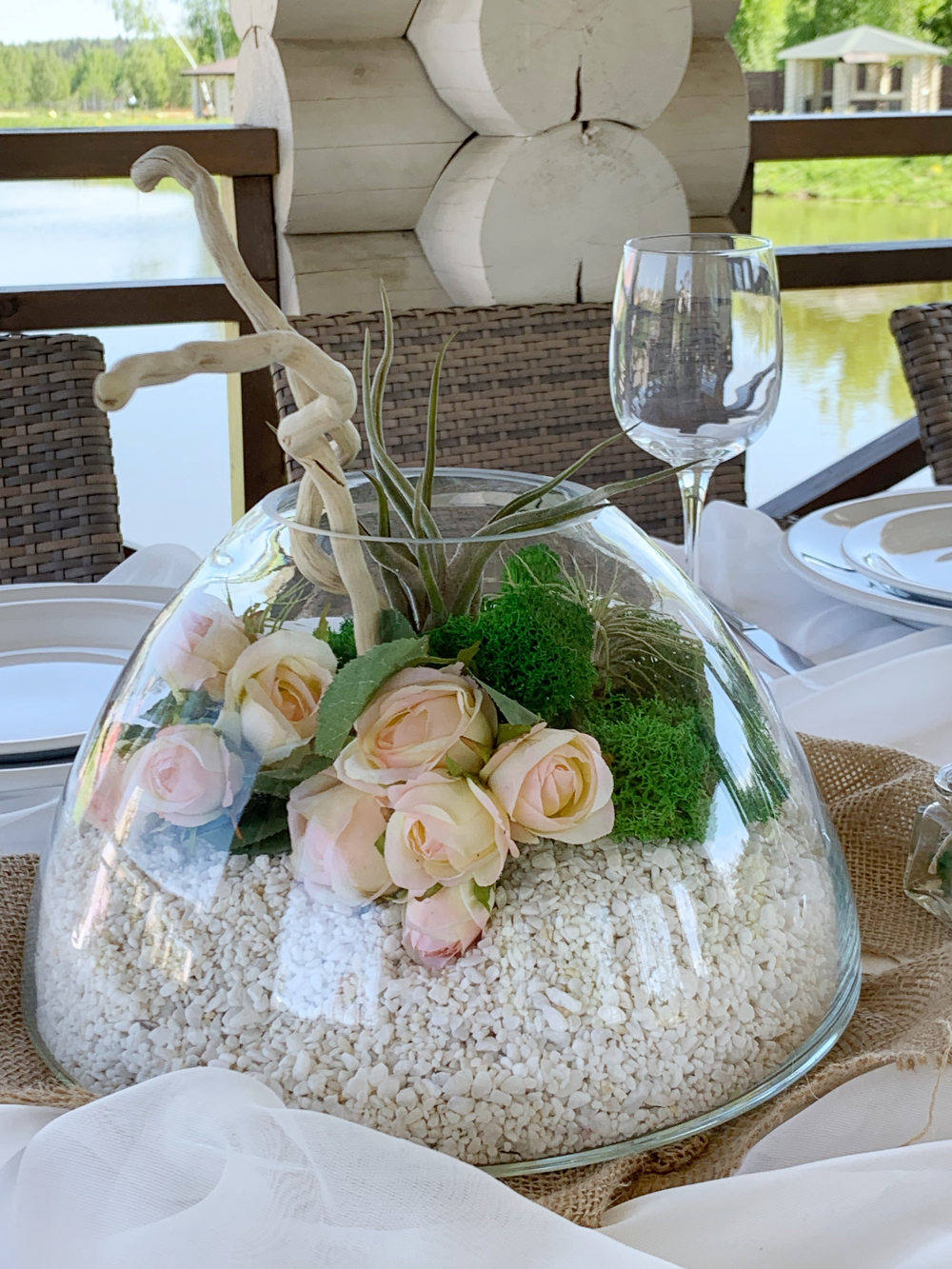 Композиция в стекле с атмосферными тилландсиями и цветами