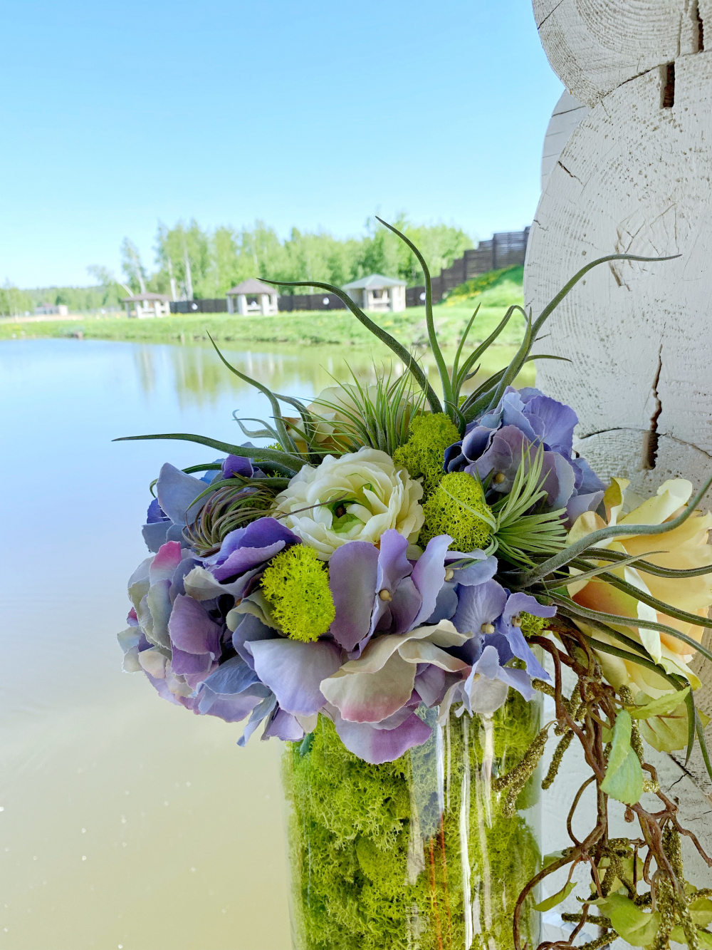 Композиция в стекле с атмосферными тилландсиями и цветами