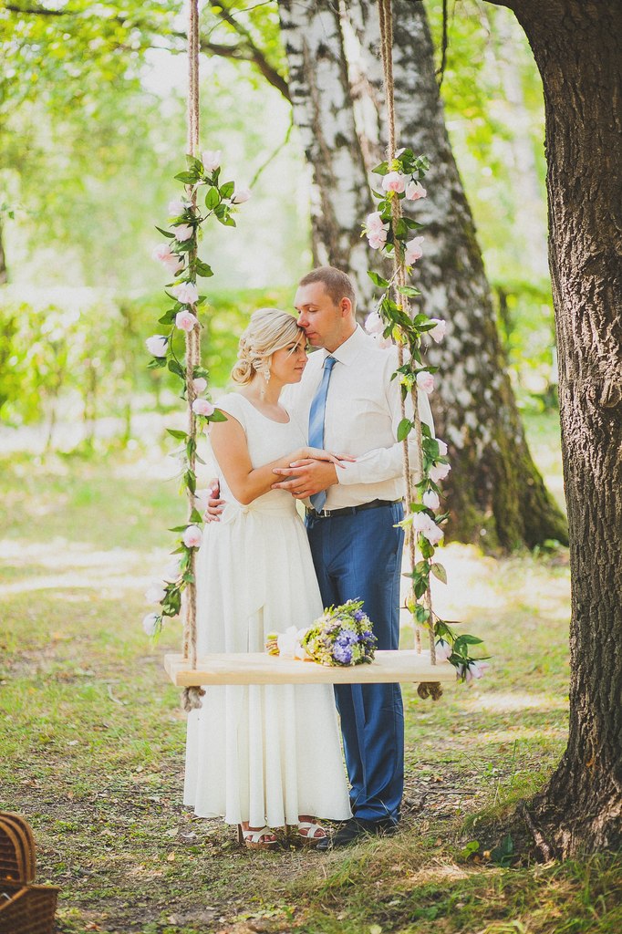 Качели с розами