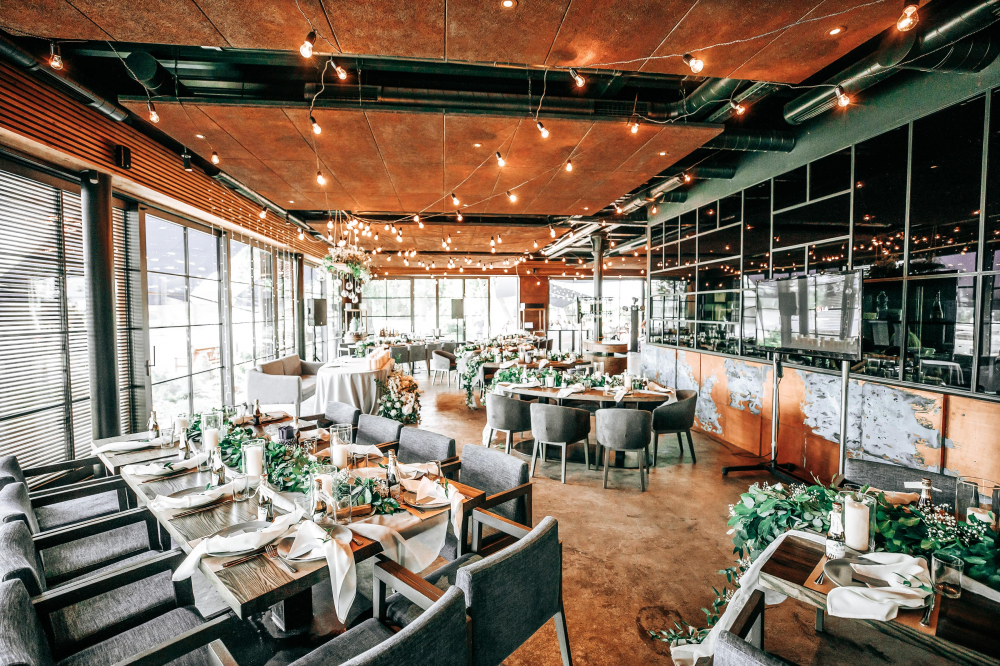 Оформление зала в стиле рустик, ресторан River Lodge