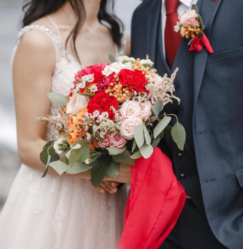 Яркий, ароматный букет невесты. Малиновая садовая роза майра, нежная астильба, калина, кустовая нежная розочка, розовая садовая роза, необыкновенный хамелациум.