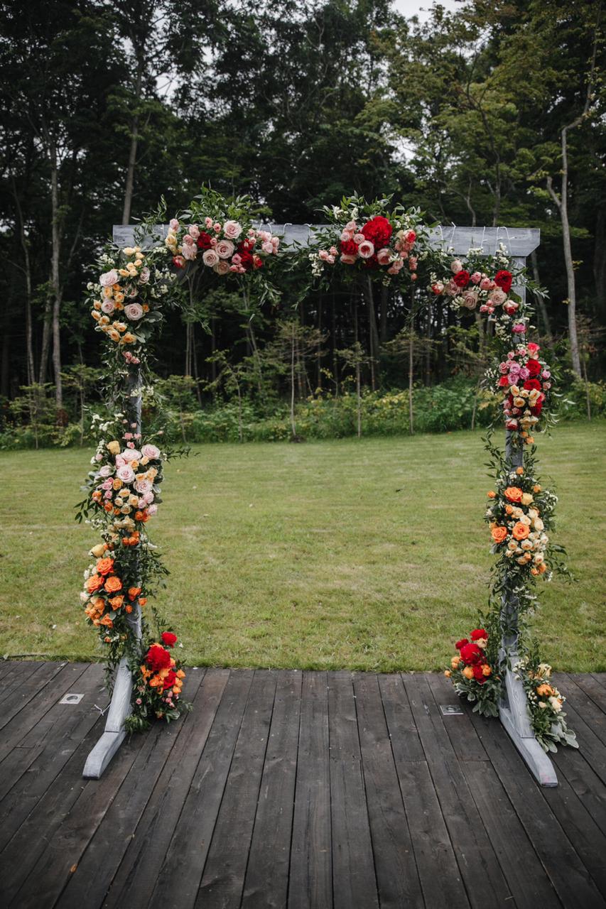 Вдохновитесь на создание свадебной арки из шелковых цветов на разные темы