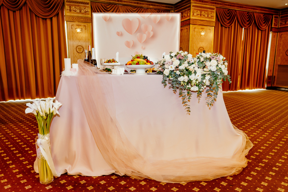 Оформление президиума. Розовая классика. Композиция "Одно сердце на двоих"