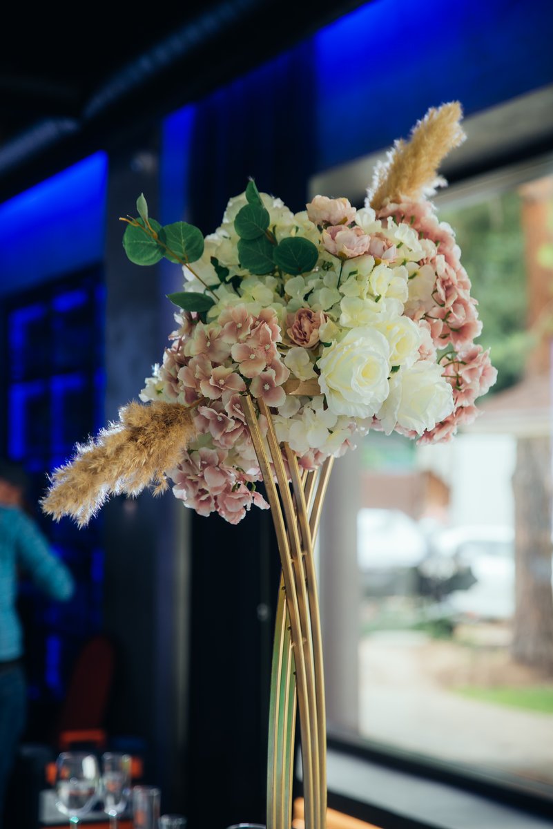 В данной композиции использовали декоративные (искусственные) цветы и зелень высокого качества. Пикантность добавил сухоцвет - тростник.
Высокие гостевые композиции придают особый шарм и изысканность свадебному ужину.<br /><br />