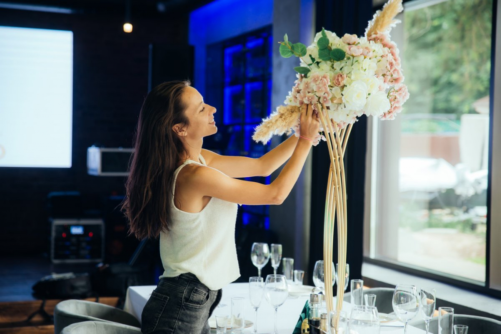 Высокие гостевые композиции придают особый шарм и изысканность свадебному ужину.

В данной композиции использовали декоративные (искусственные) цветы и зелень высокого качества. Пикантность добавил сухоцвет - тростник.