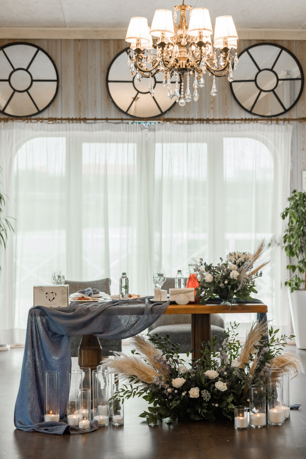 стол молодоженов, пыльный синий, голубой, пампасная трава