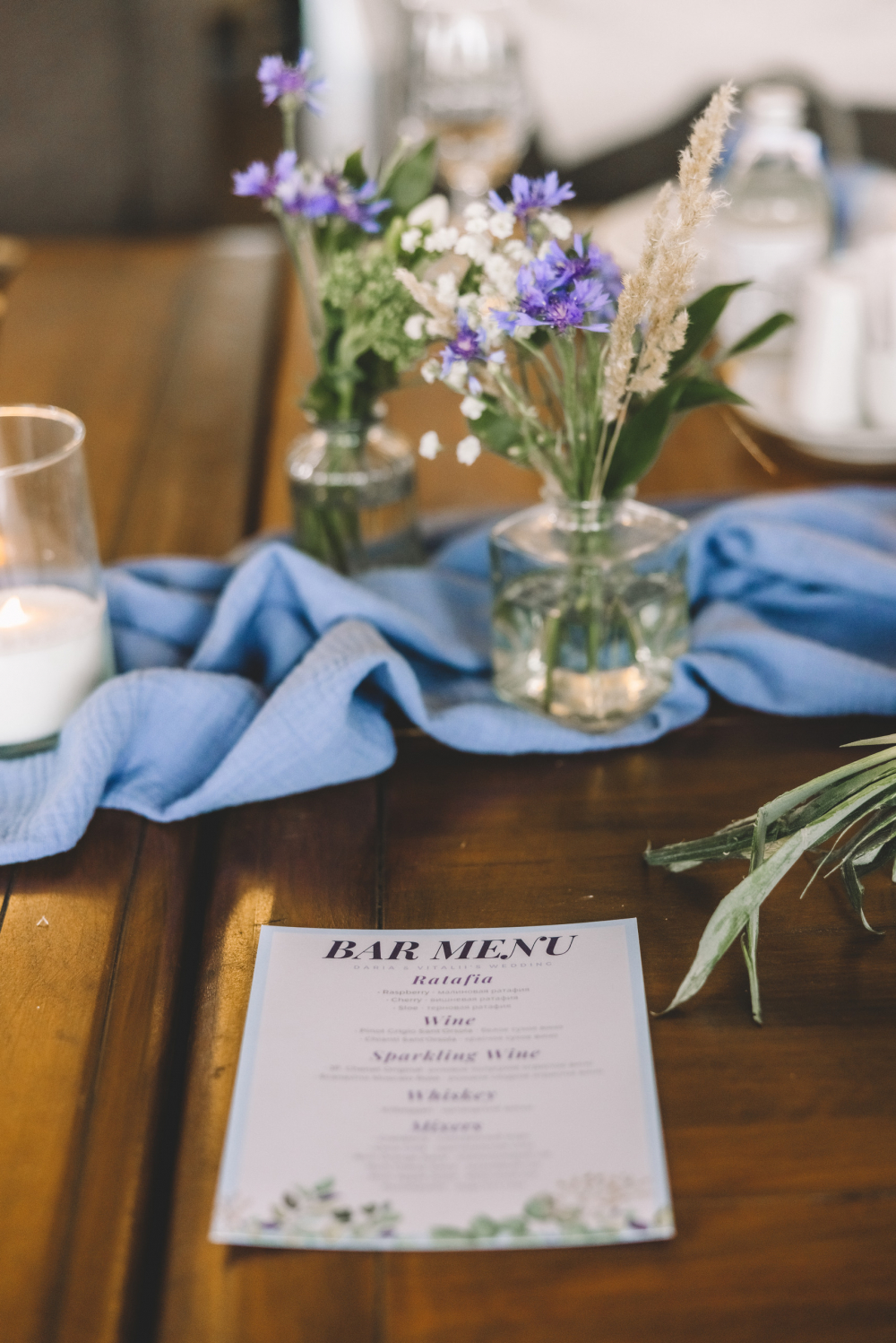 оформление стола, голубая свадьба, пыльно синий, васильки, свадебная полиграфия