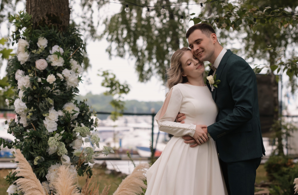 зелень, белые цветы и зелень, нежная свадьба, свадьба у воды, выездная регистрация