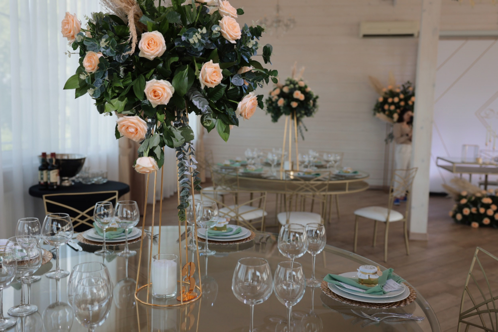 оформление стола, гостевая композиция, центральная композиция, золото и персиковый, оформление зала