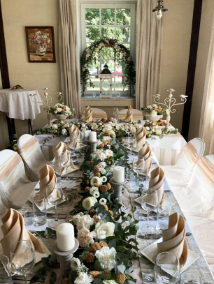 Чудесное, максимально цветочное оформление гостевого стола, создающее праздничное настроение гостям и молодоженам!