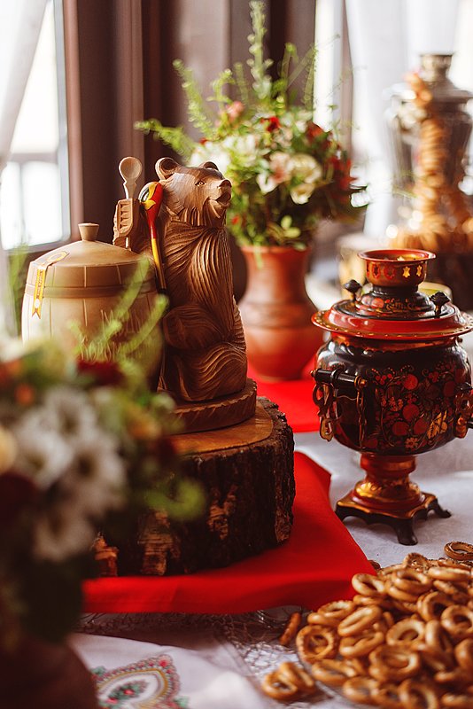 Детали оформления фуршетного стола на свадьбе в русском стиле