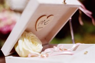 Подушечка для колец в деревянной шкатулке