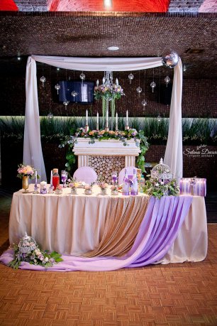 Стол молодых с каминном и люстрой