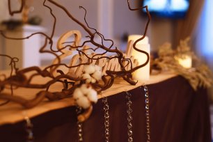 Ветки с хлопком в декоре зимней свадьбы