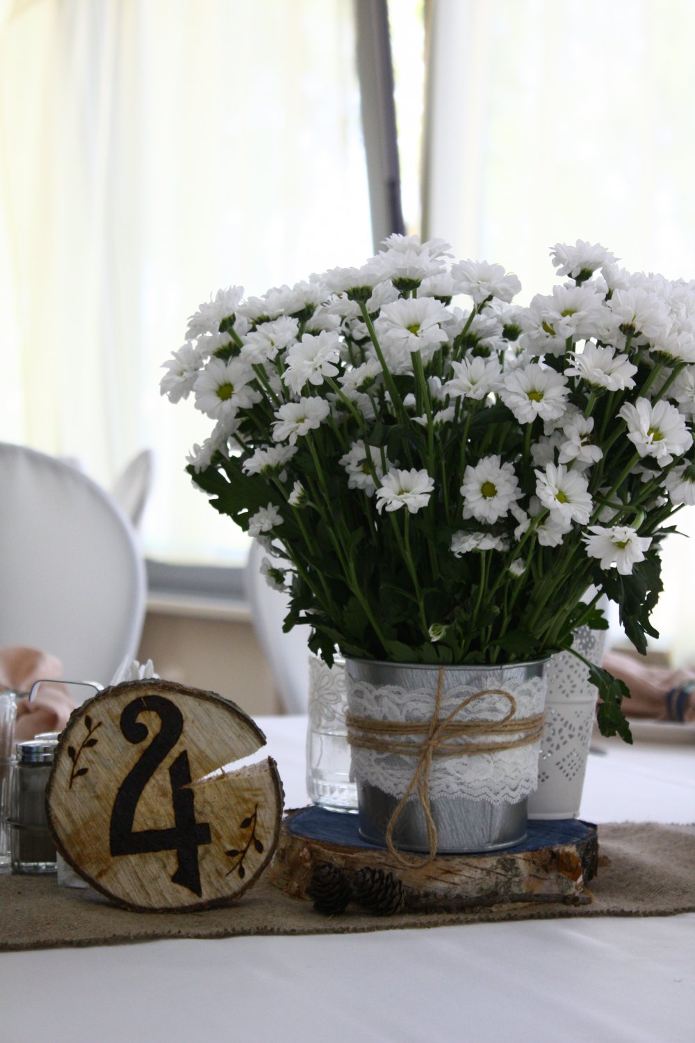 Номера столов на спиле дерева