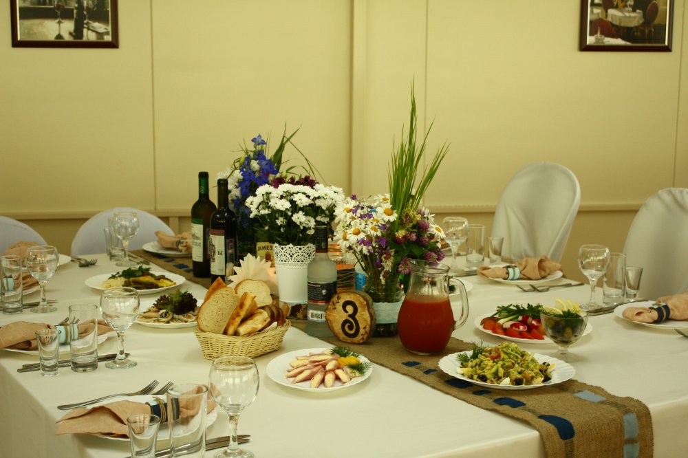 Столы гостей с мешковиной в качестве акцента