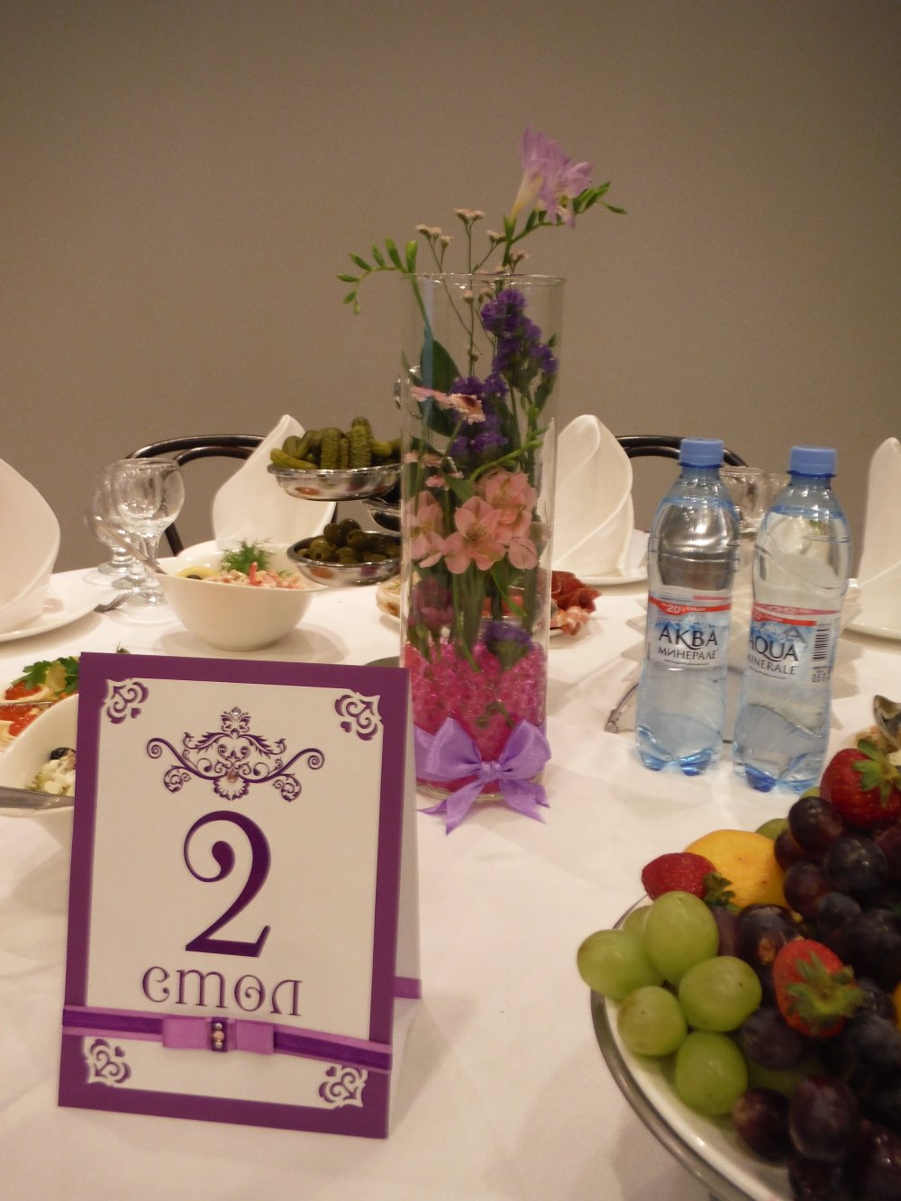 Номер стола и цветочная композиция