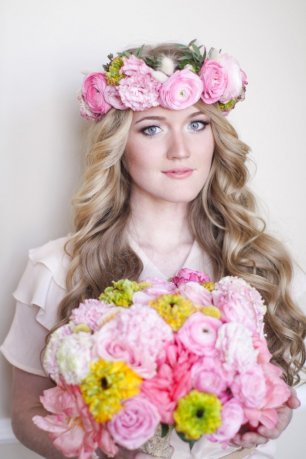 Розовые букет и венок невесты