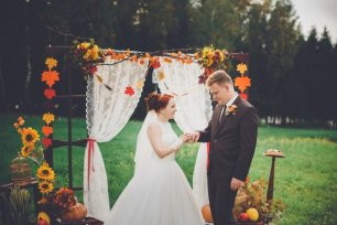 Оформление арки для осенней свадьбы