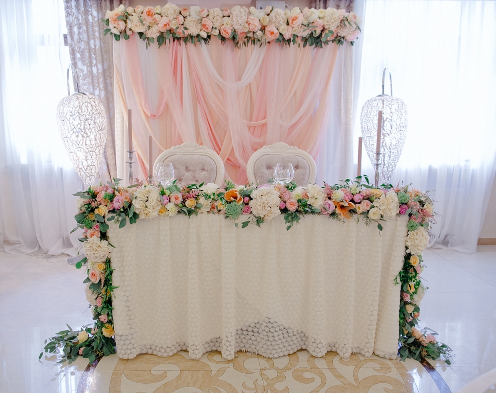 Оформление свадебного стола жениха и невесты | Украшение стола на свадьбу