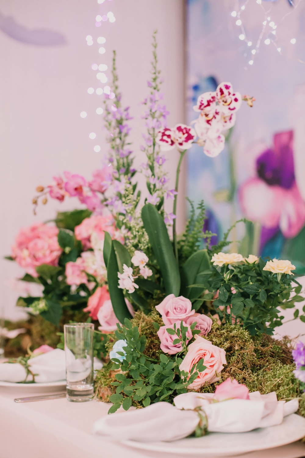 необязательно использовать на свадьбе вазы под цветы!