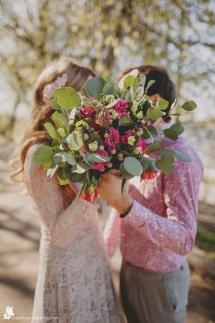 Пушистый букет с листьями