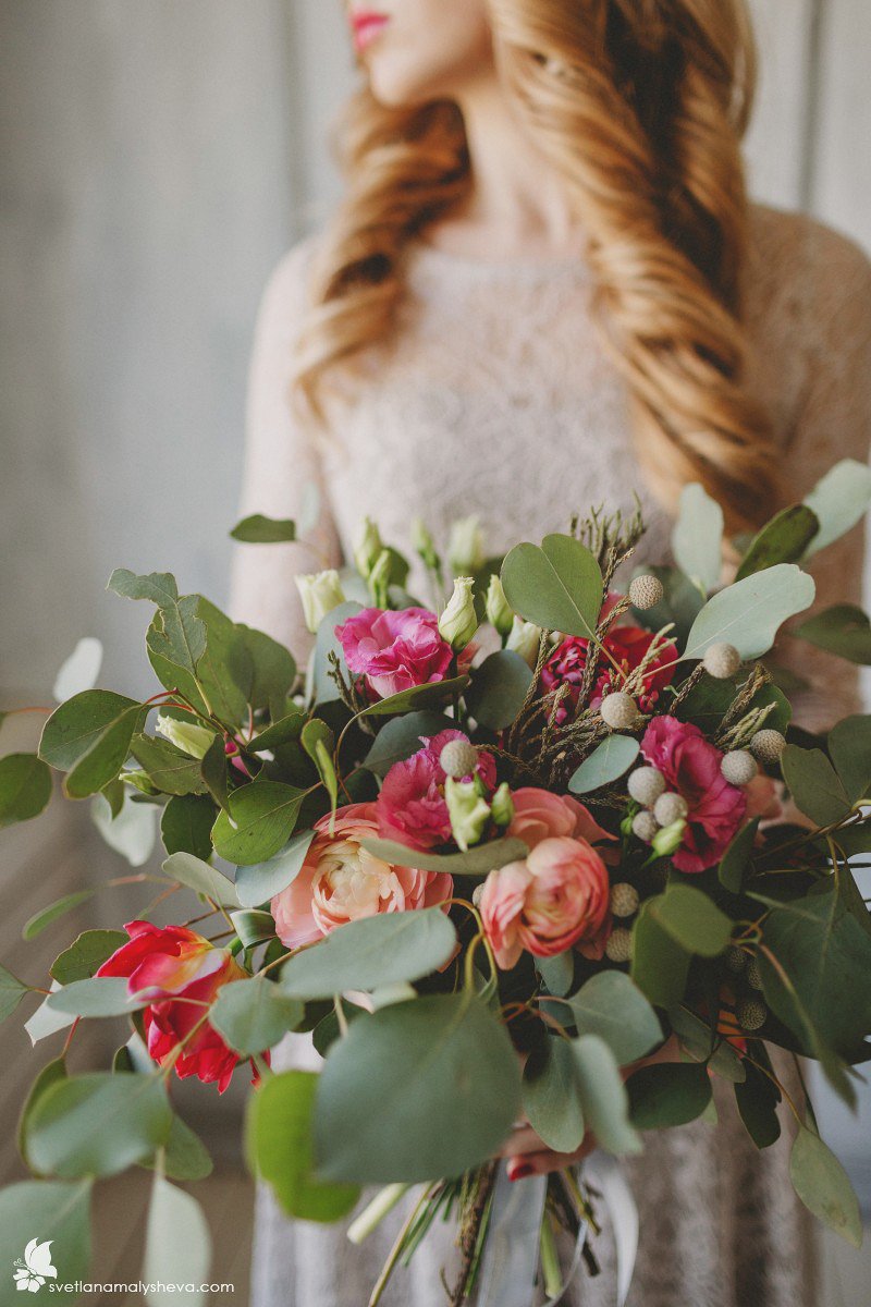 Свадебный букет с цветами и листьями