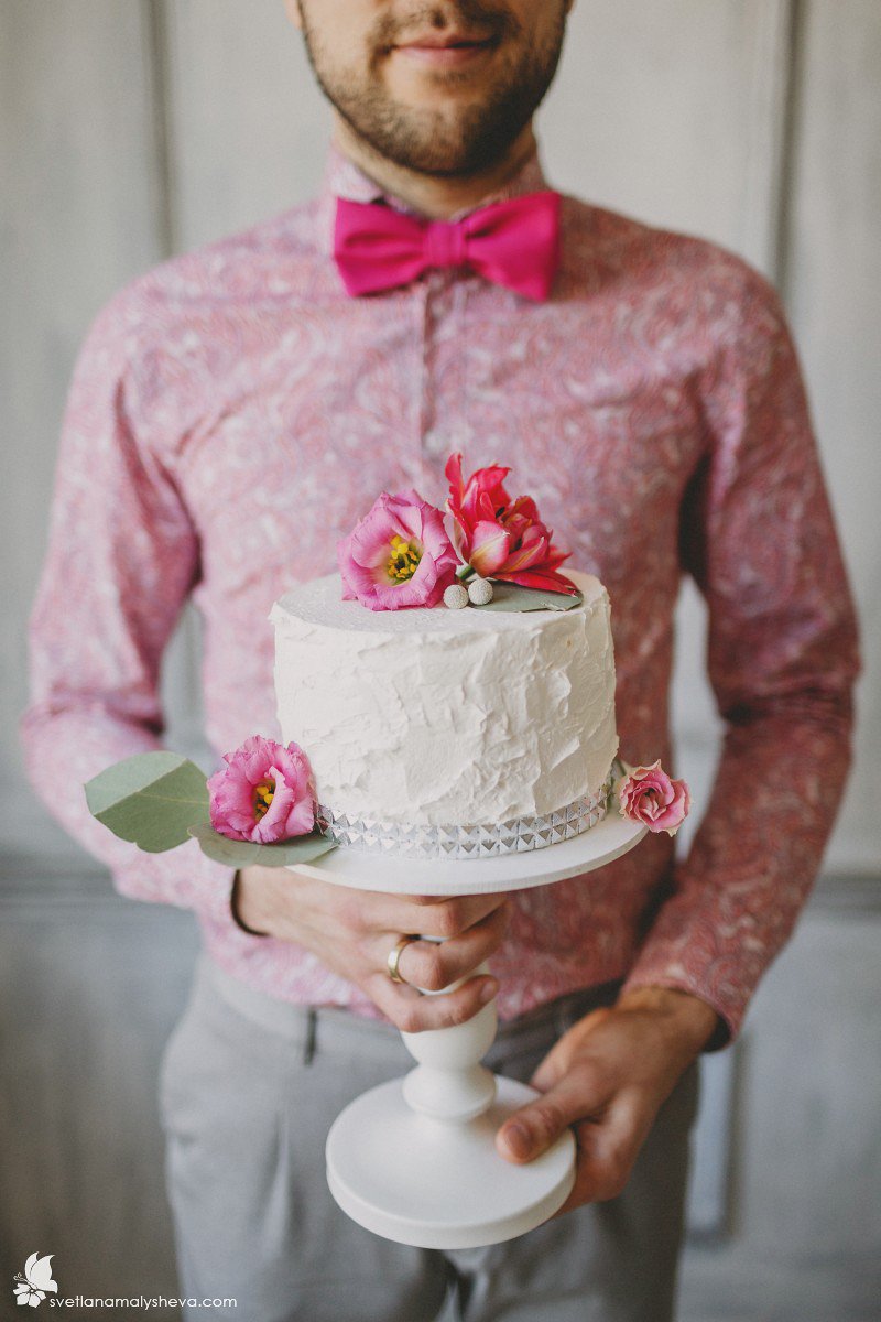 Торт, украшенный цветами