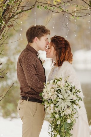 Трогательная выездная регистрация на берегу