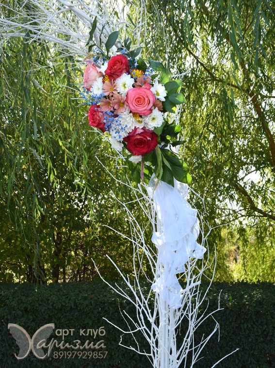 Выездная регистрация в парке, композиции из живых цветов