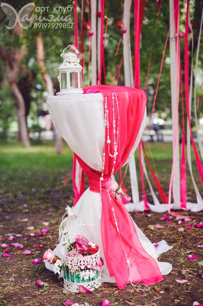 Малиновый декор выездной регистрации в парке на Аллее Героев