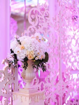 Цветочная композиция и резной фон