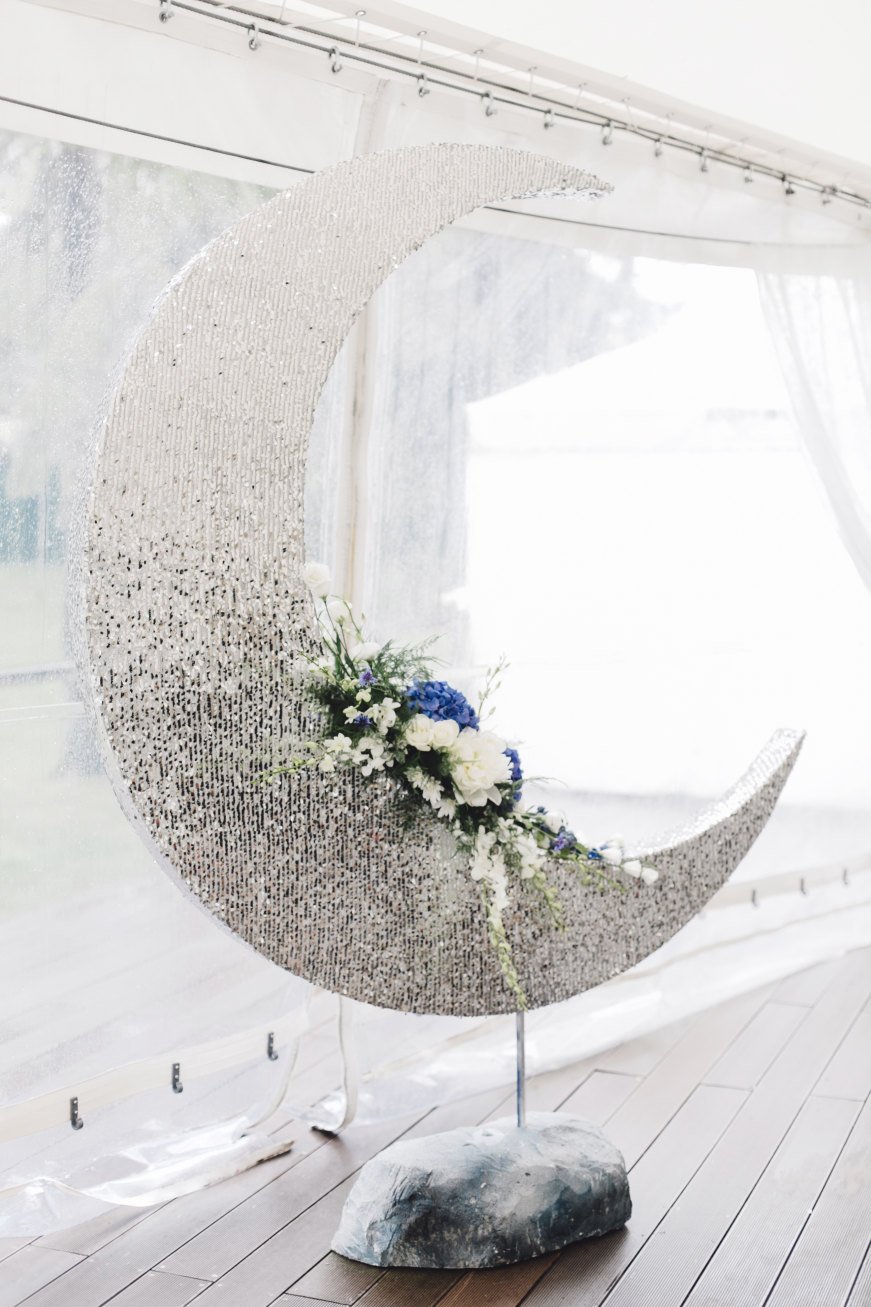 декор для свадебной церемонии. выездная регистрация. выездная церемония. звездная свадьба. месяц