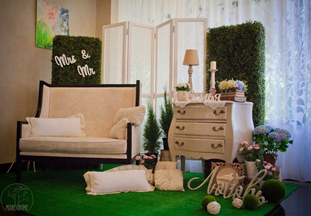 Фотозона для молодожен и друзей