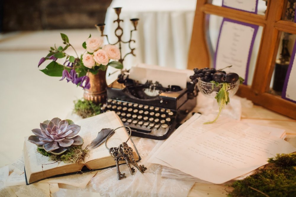 Оформление зоны рассадки гостей, ретро свадьба, книжная свадьба, литературная свадьба