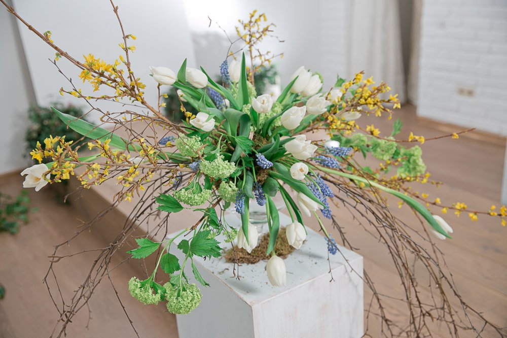 Цветочная композиция в интерьере. цветы в интерьере. свадебная флористика. оформление фотозоны.