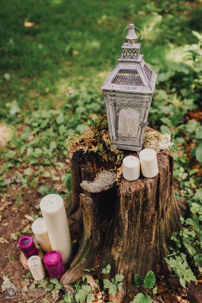 декор для свадебной церемонии в лесу, свечи в декоре