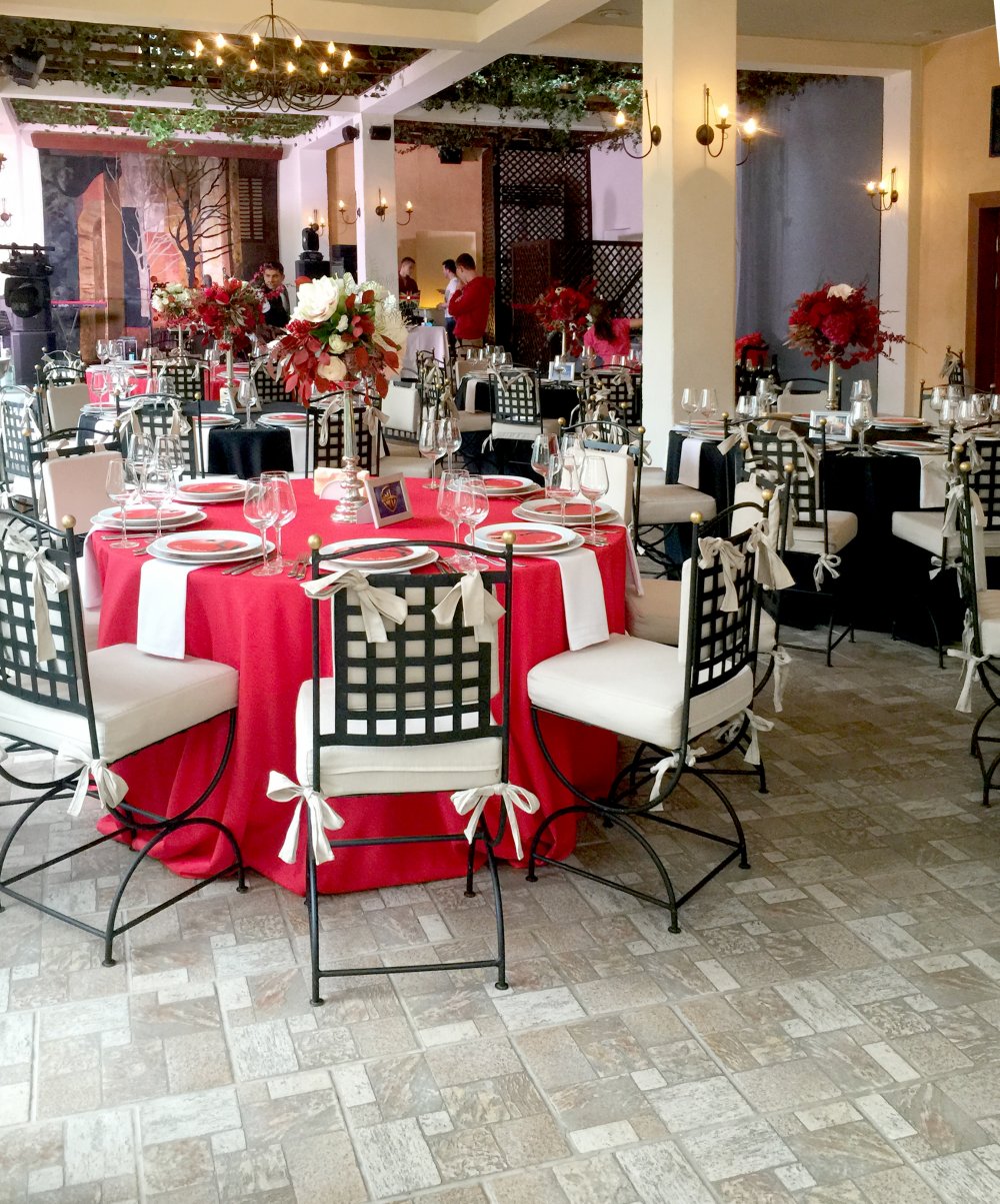 оформление зала на красно-черной свадьбе. Банкетный текстиль