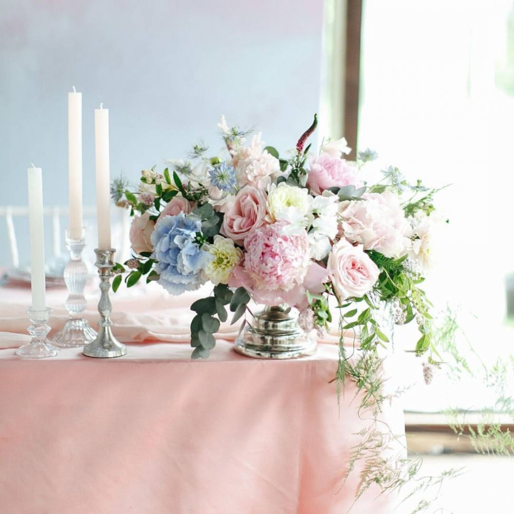 Цветочная композиция в нежных оттенках розового и голубого