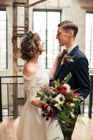 Яркий букет невесты и бутоньерка для жениха